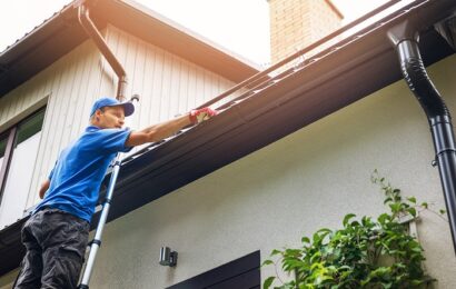 <strong>Gutter Cleaning At Home Or Hire Professional Service?</strong>